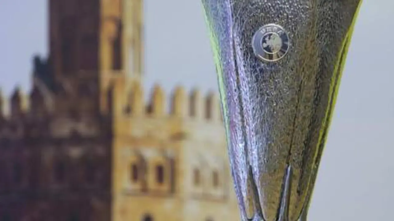 Detalle de la copa durante la llegada de la copa de la UEFA Europa League en el Paseo de Marqu&eacute;s de Contadero de Sevilla. - JOAQU&Iacute;N CORCHERO / EP