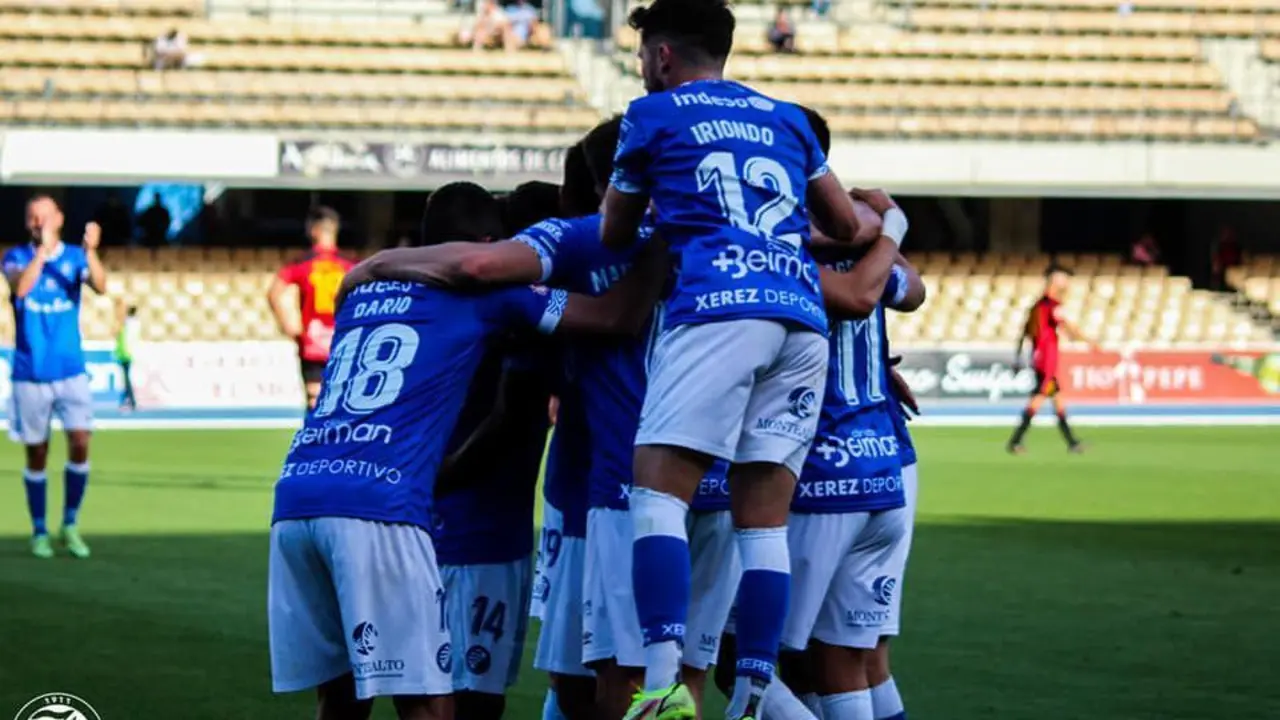 El Xerez DFC celebra un gol esta temporada en el Estadio Municipal de Chap&iacute;n. - xerezdfc.com