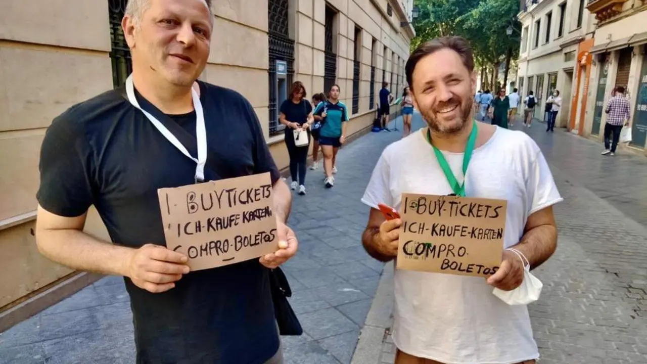 Dos aficionados buscando entradas por Sevilla. - Efe