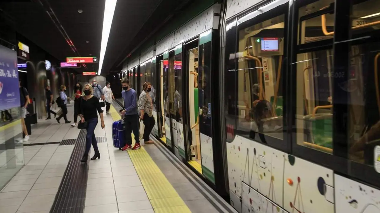 Viajeros en el Metro de M&aacute;laga (archivo). - Junta de Andaluc&iacute;a