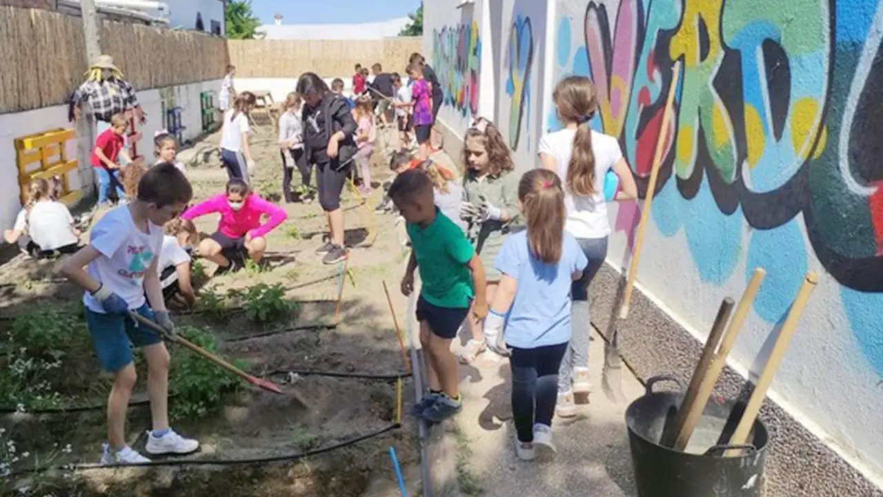 Alumnos del CEIP Maestra Caridad Ruiz en el Huerto Escolar - CMCR