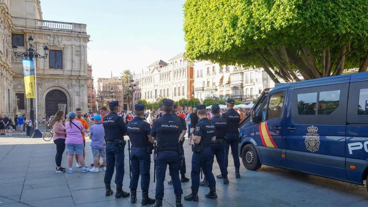 Polic&iacute;as nacionales en el centro de Sevilla. - EP