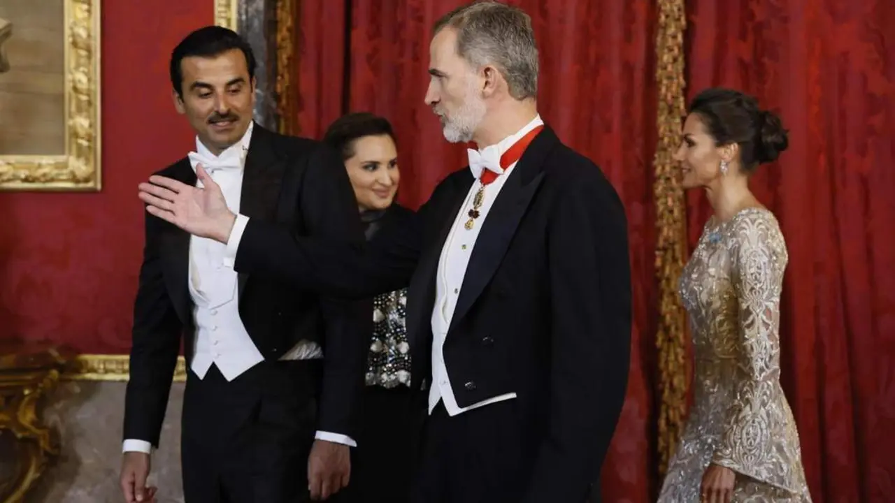 Los reyes de Espa&ntilde;a saludan al emir de Qatar y su esposa. - EFE