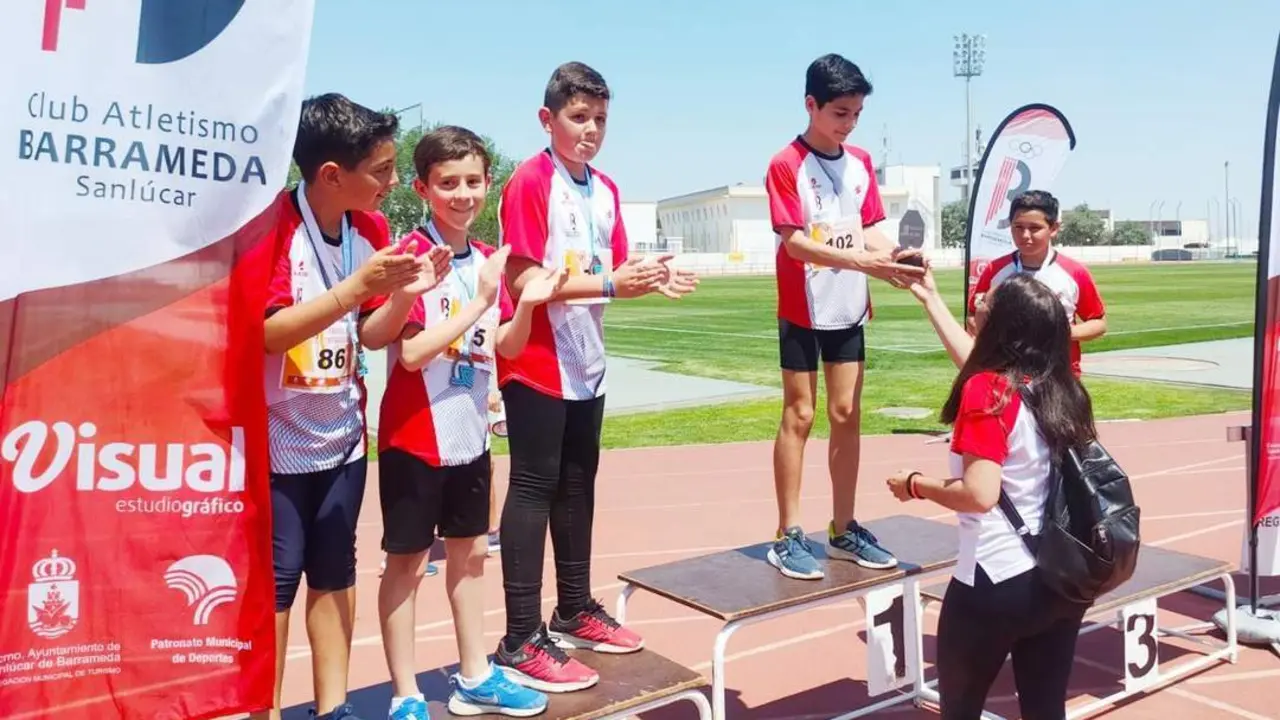 Un momento de la entrega de trofeos - Ra&uacute;l J. Bustillos