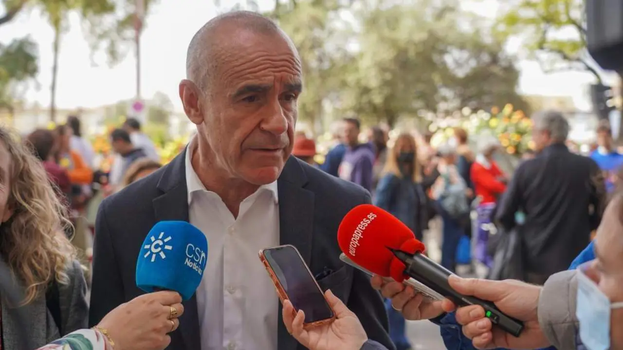 El alcalde de Sevilla, Antonio Mu&ntilde;oz, atiende a la prensa en una foto de archivo.  - EDUARDO BRIONES / EP