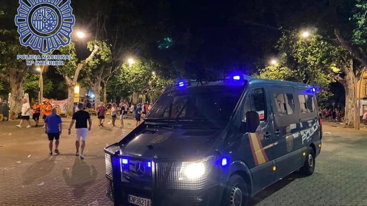 Despliegue policial en Sevilla por los hinchas alemanes y escoceses. - CNP