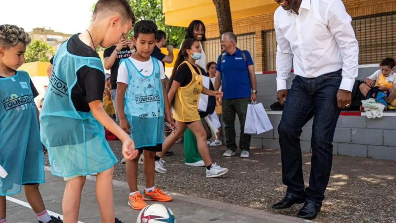 Visita de la UEFA al proyecto 'Deporte por Refugio'. - CEAR