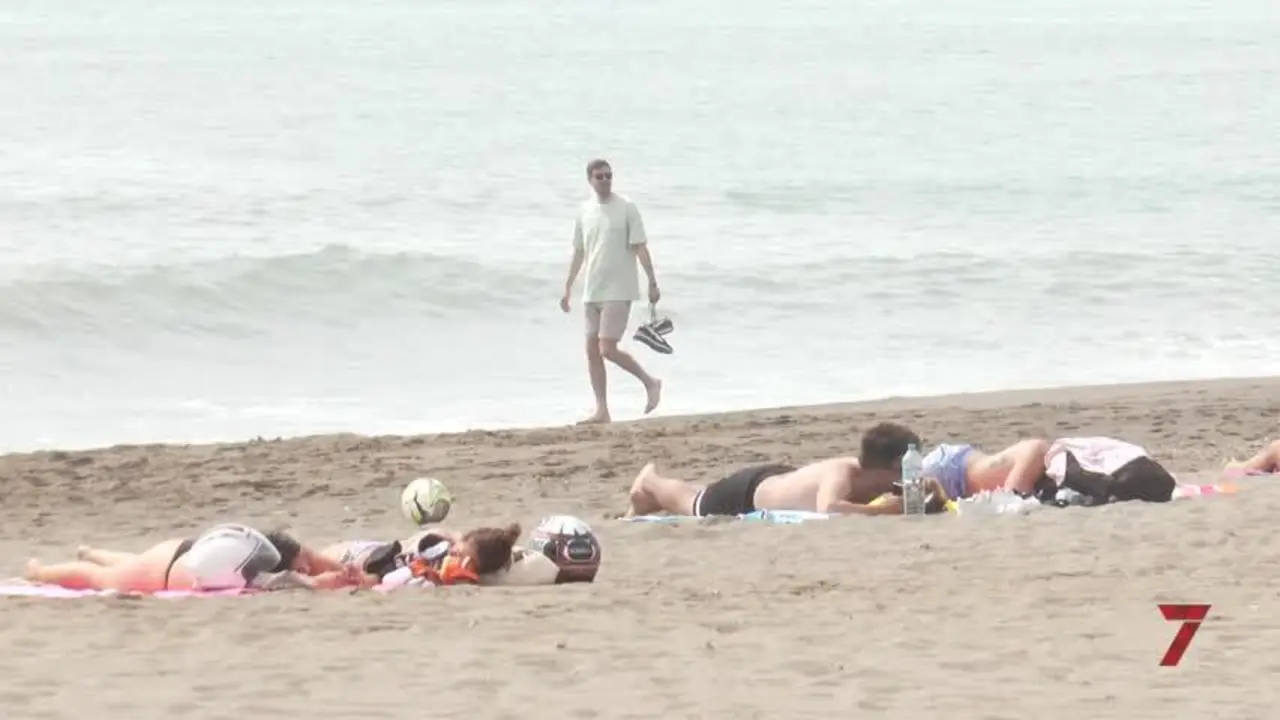 Playas llenas por la ola de calor: los malague&ntilde;os optan pasar un fin de semana veraniego
