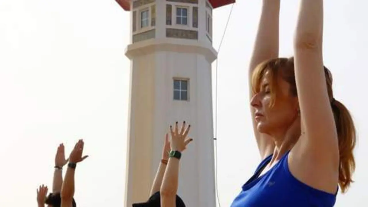 Sesi&oacute;n de yoga en el Puerto de Almer&iacute;a. - EP
