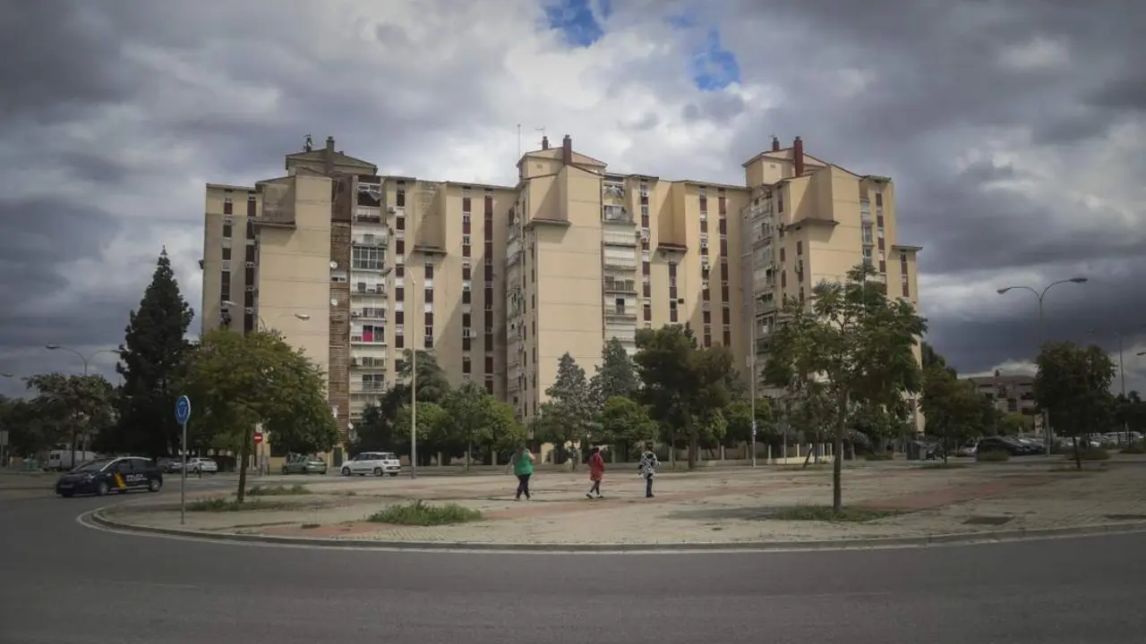 Imagen del barrio de las Tres Mil Viviendas durante el estado de alarma por la crisis del coronavirus, Covid-19. En Sevilla, (Andaluc&iacute;a, Espa&ntilde;a), a 16 de abril de 2020.  - MAR&Iacute;A JOS&Eacute; L&Oacute;PEZ / EP 