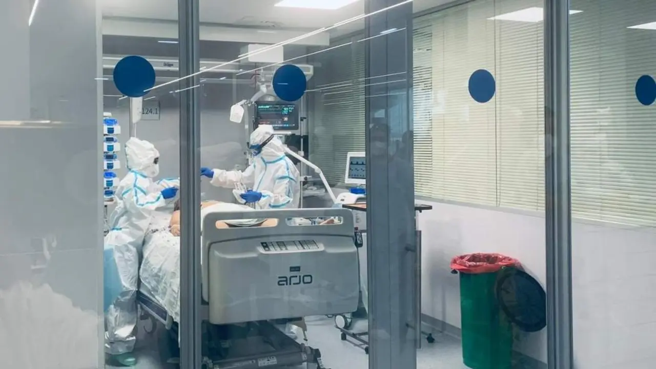 Dos sanitarios atienden a un paciente Covid. - EUROPA PRESS
