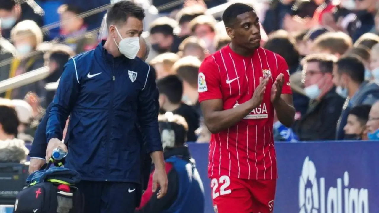 El delantero del Sevilla FC, Anthony Martial, se retira lesionado del partido contra el Espanyol la pasada jornada de liga. - efe
