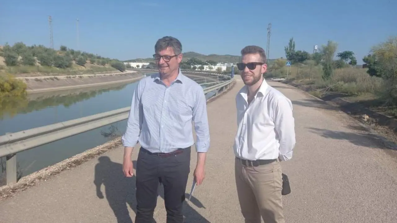 Sergio Velasco y Rafael Ruiz en la zona del camino de servicio del canal de riego Genil-Cabra.  - 