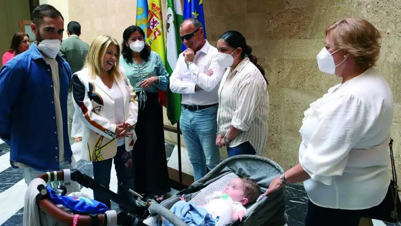 La alcaldesa con los padres del peque&ntilde;o en la presentaci&oacute;n del reto.  - Jerez.es
