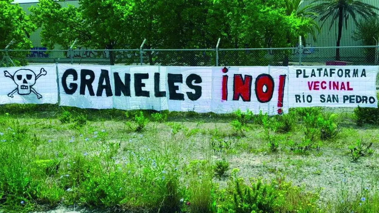 Pancarta de los vecinos del R&iacute;o San Pedro contra el proyecto de la APBC en los terrenos de Delphi.  - VIVA