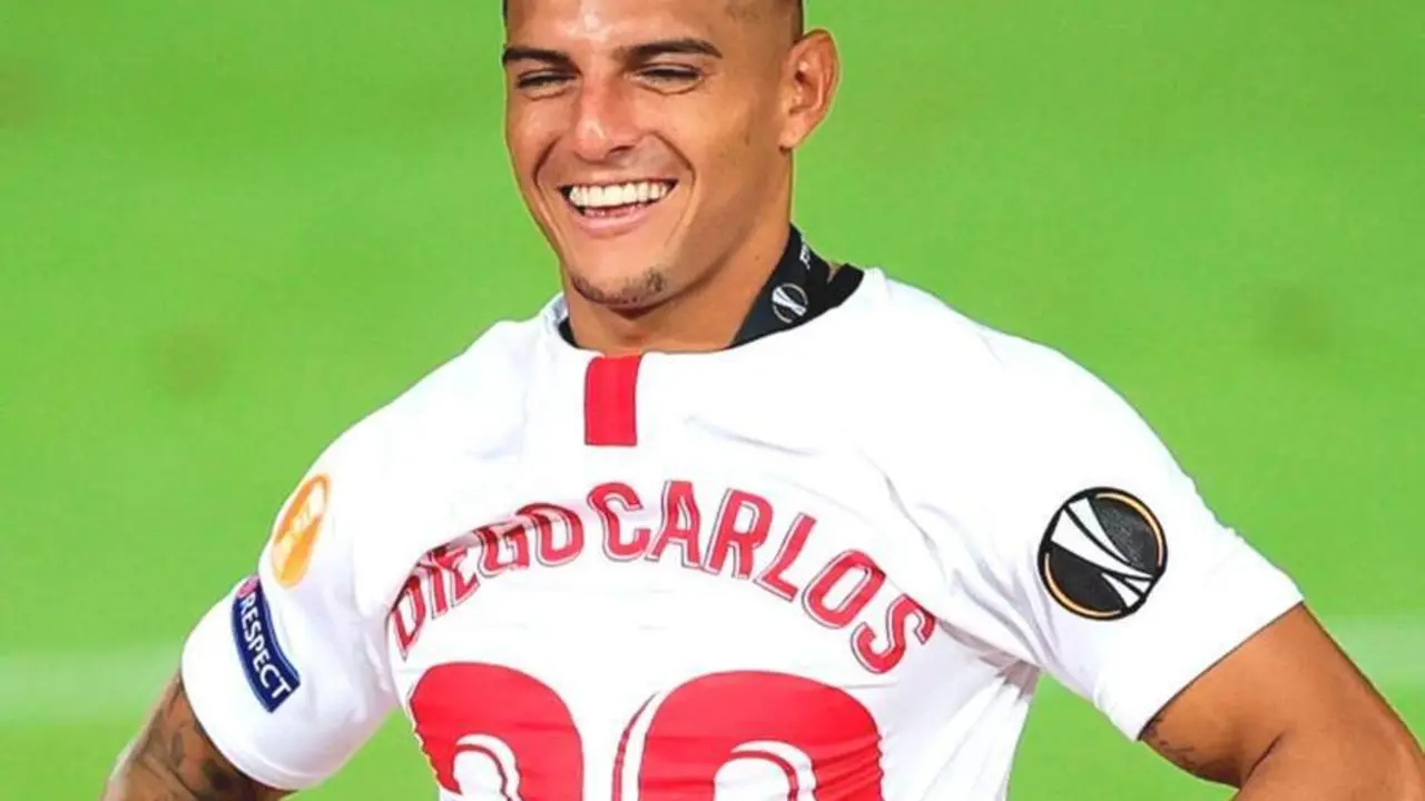 Diego Carlos durante la celebraci&oacute;n de la Europa League de 2020. - laliga