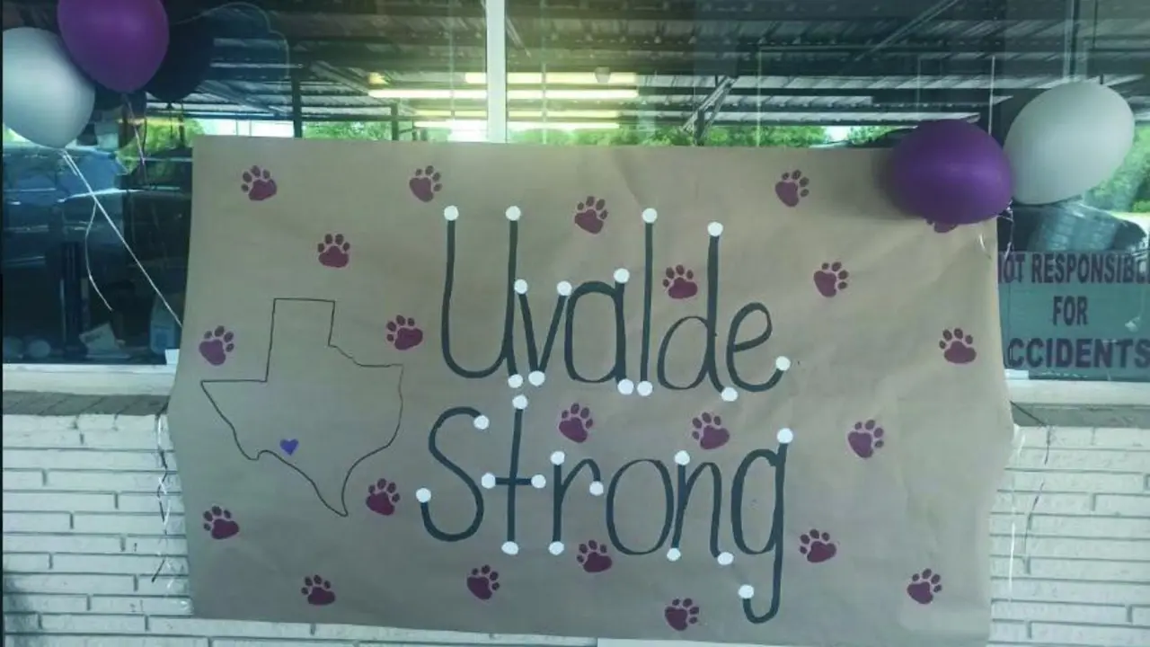 Imagen captada por Alba de una pancarta en un restaurante de Uvalde, un pueblo que se est&aacute; volcando con los familiares de las v&iacute;ctimas.  - Cedida