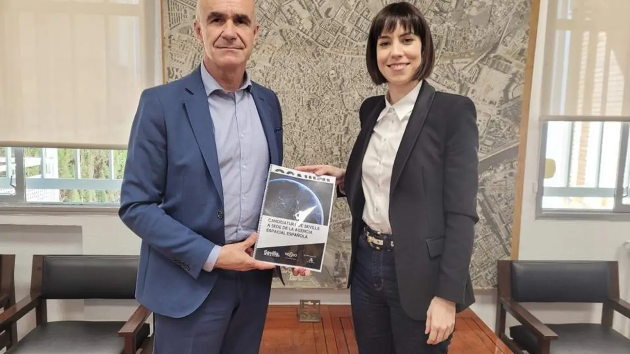 El alcalde de Sevilla, Antonio Mu&ntilde;oz, y la ministra de Ciencia, Diana Dorant. - ayto