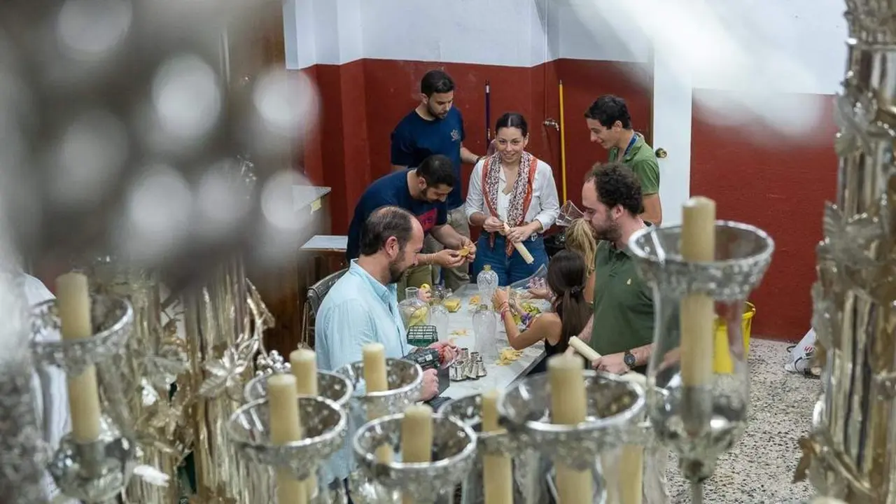 Ultimando los preparativos de la carreta del Simpecado de la Hermandad de Jerez, que se sumar&aacute; al camino el mi&eacute;rcoles - Cristo Garc&iacute;a
