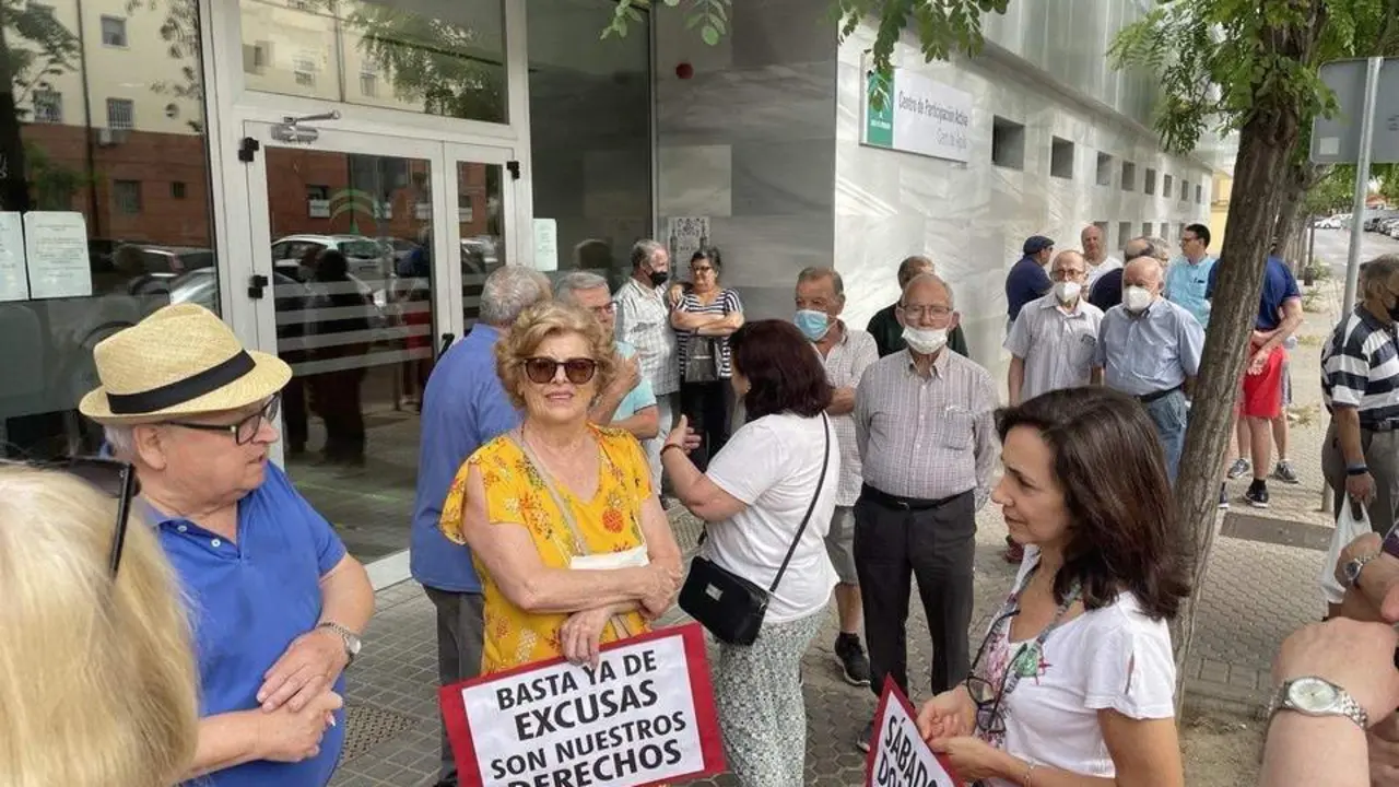 La protesta ante el centro de mayores de Cerro-Amate. - AA