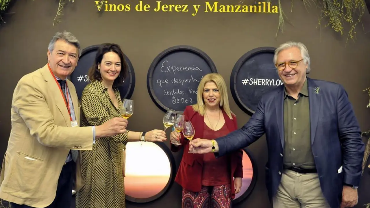 La alcaldesa brinda con el presidente del Consejo Regulador.  - Jerez.es