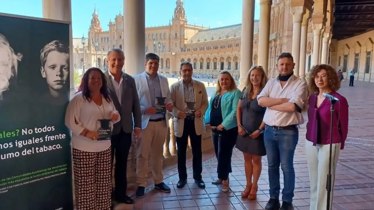 La campa&ntilde;a para pedir espacios emblem&aacute;ticos libres de humo se ha presentado en la Plaza de Espa&ntilde;a.  - ASOCIACION ESPA&Ntilde;OLA CONTRA EL CANCER