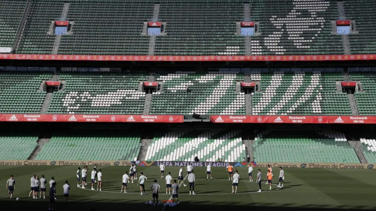 Imagen del entreno de la Selecci&oacute;n Espa&ntilde;ola en el Benito Villamar&iacute;n previo al partido contra Portugal.  - efe