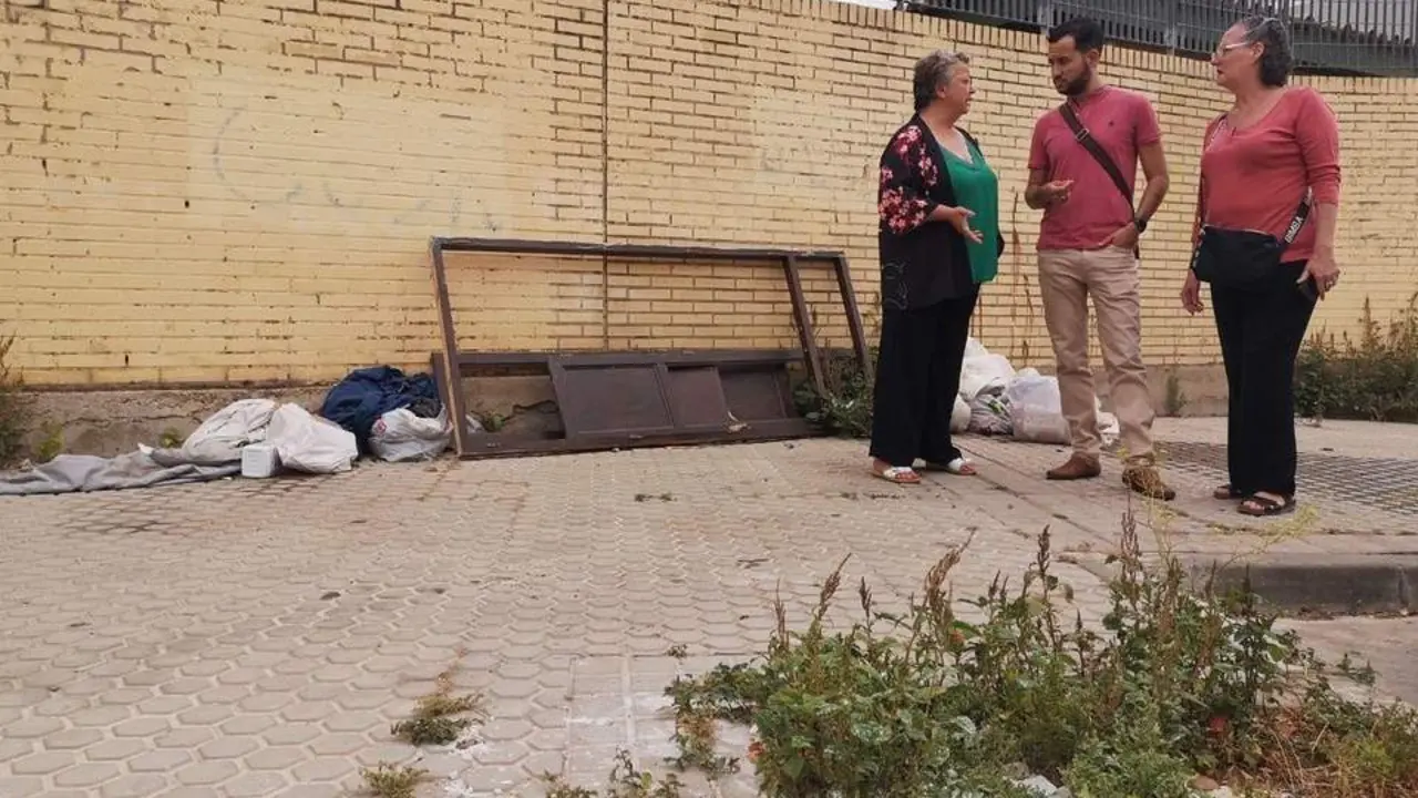 El portavoz municipal de la coalici&oacute;n IU-Podemos, Daniel Gonz&aacute;lez Rojas, visita El Cerro ante las denuncias del vecindario en materia de limpieza y jardiner&iacute;a. - IU