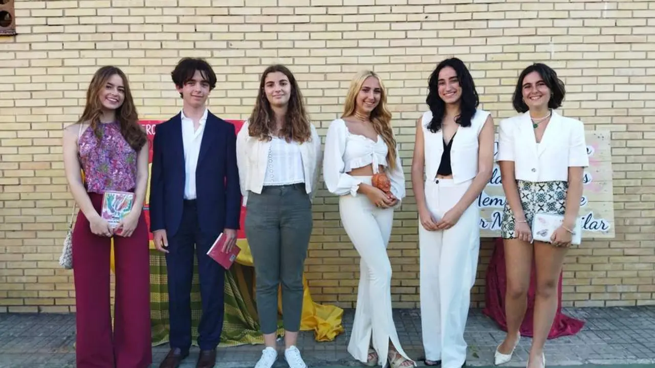 La ganadora (tercera izquierda) y los cinco finalistas. - 