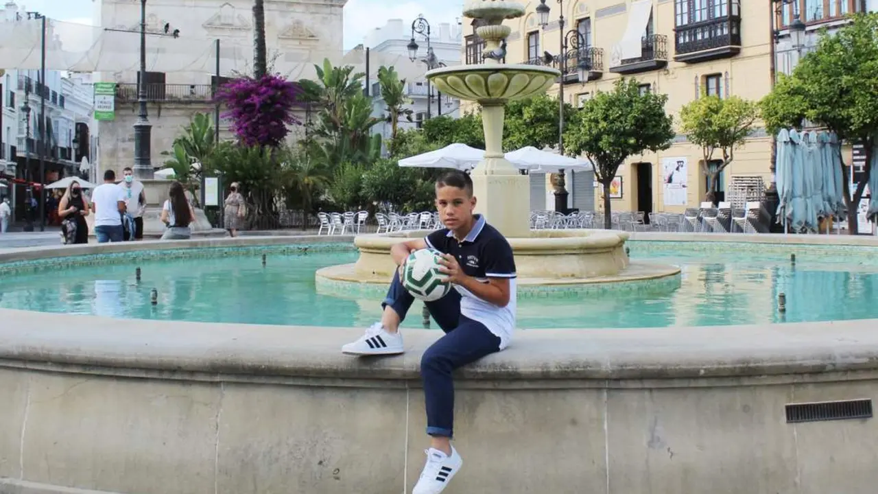 Oviedo, joven promesa del f&uacute;tbol sanluque&ntilde;o, en la Plaza del Cabildo - Ra&uacute;l J. Bustillos