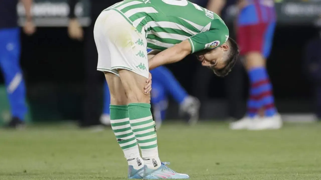 &Aacute;lex Moreno despu&eacute;s de la derrota contra el Barcelona en casa. - efe