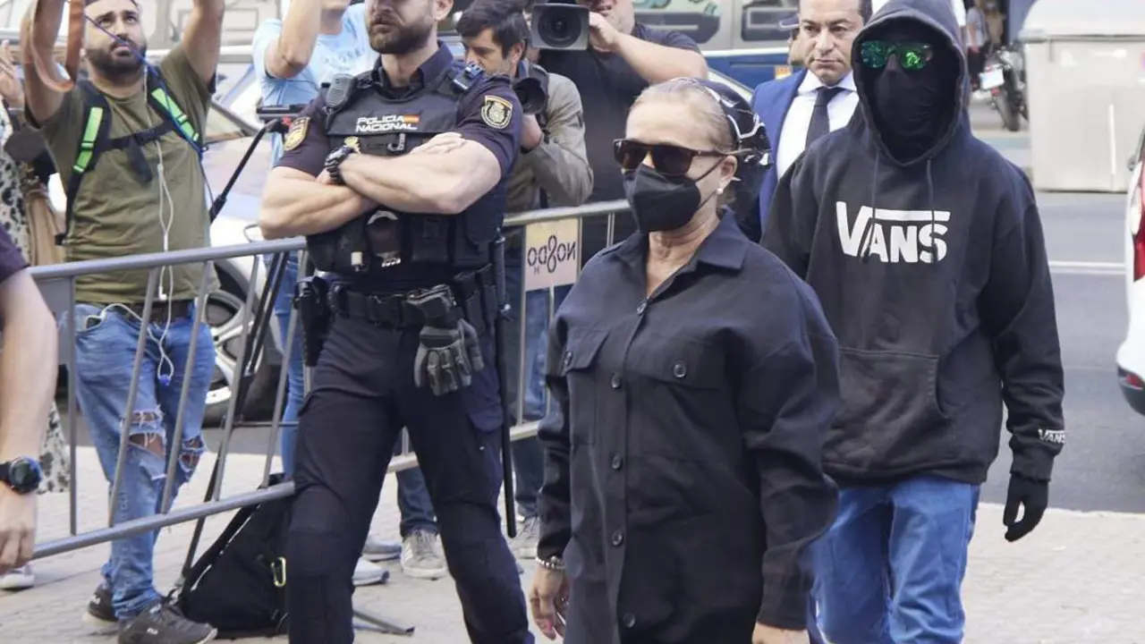 El Cuco y su madre a la llegada al juzgado. - EP
