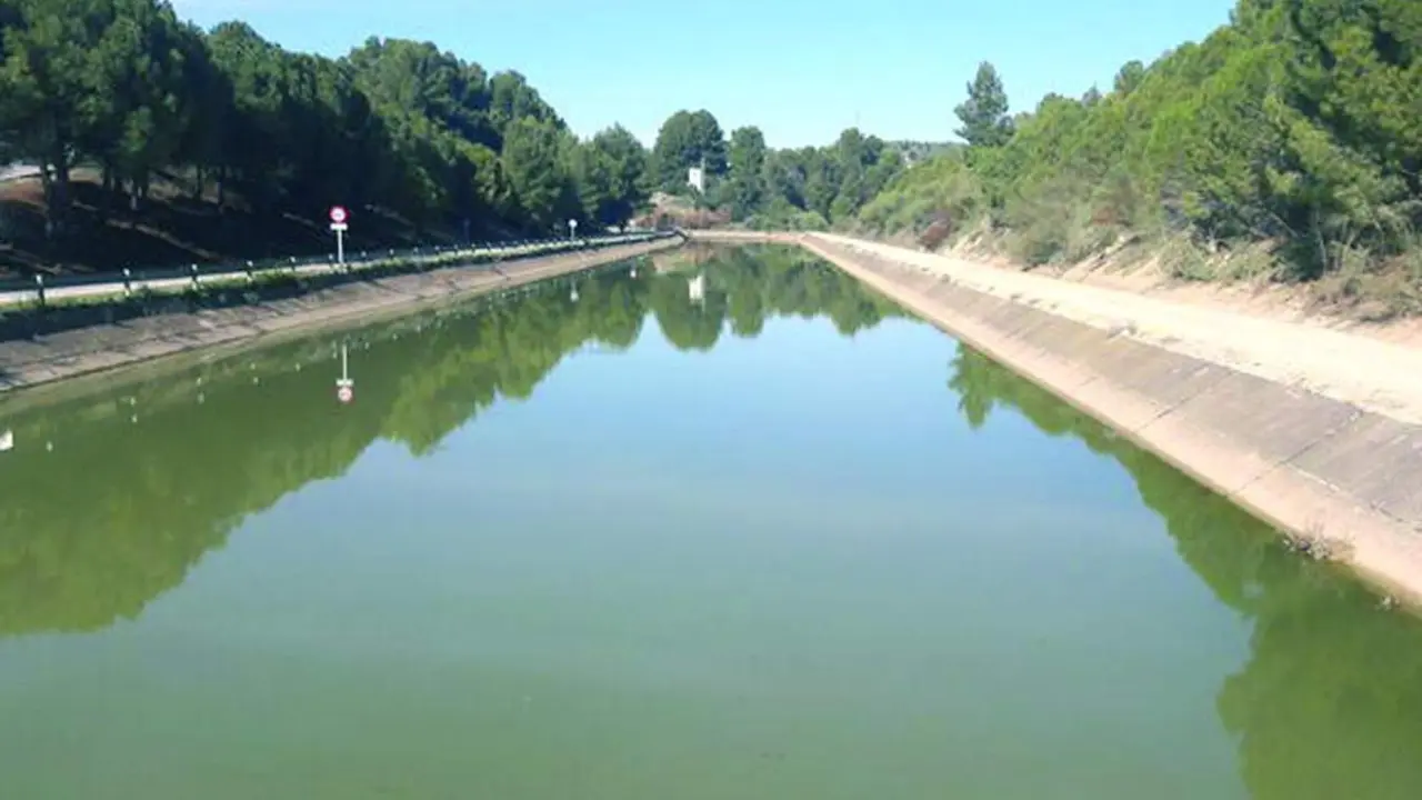 Vista del canal de riego Genil-Cabra en las inmediaciones de Cordobilla.       - 