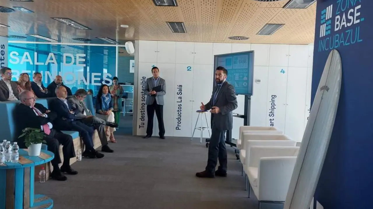 El delegado del Estado en la Zona Franca de C&aacute;diz, Fran Gonz&aacute;lez, en el encuentro de la red de incubadoras de alta tecnolog&iacute;a de Incyde.  - VIVA