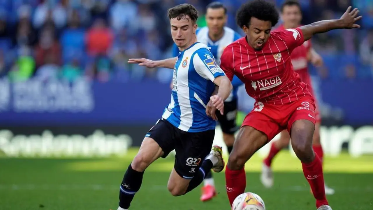 El defensa del Sevilla, Kound&eacute;, durante el duelo contra el Espanyol. - efe