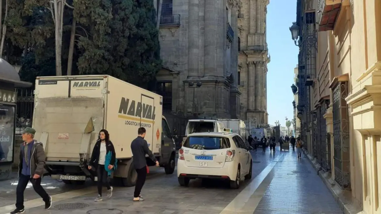 Carga y descarga junto a la Catedral. - Jotad&eacute;