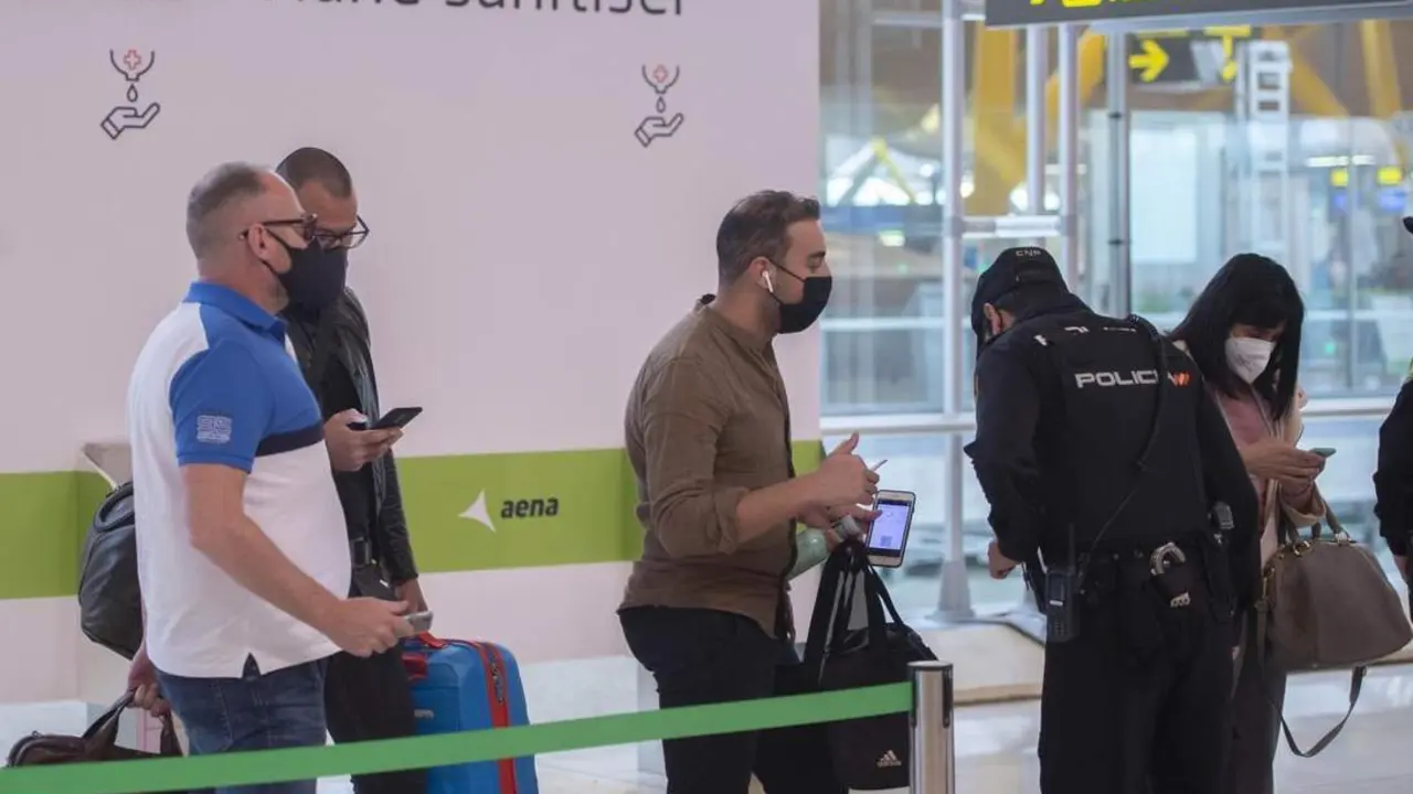 polic&iacute;a nacional en un aeropuerto. - EP