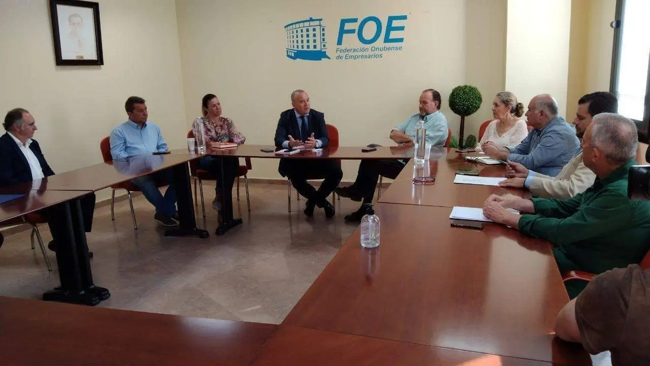 El cabeza de lista de Cs por Huelva a las elecciones andaluza, Julio D&iacute;az, junto a otros miembros de la candidatura, mantiene un encuentro con el presidente de la FOE. - VH