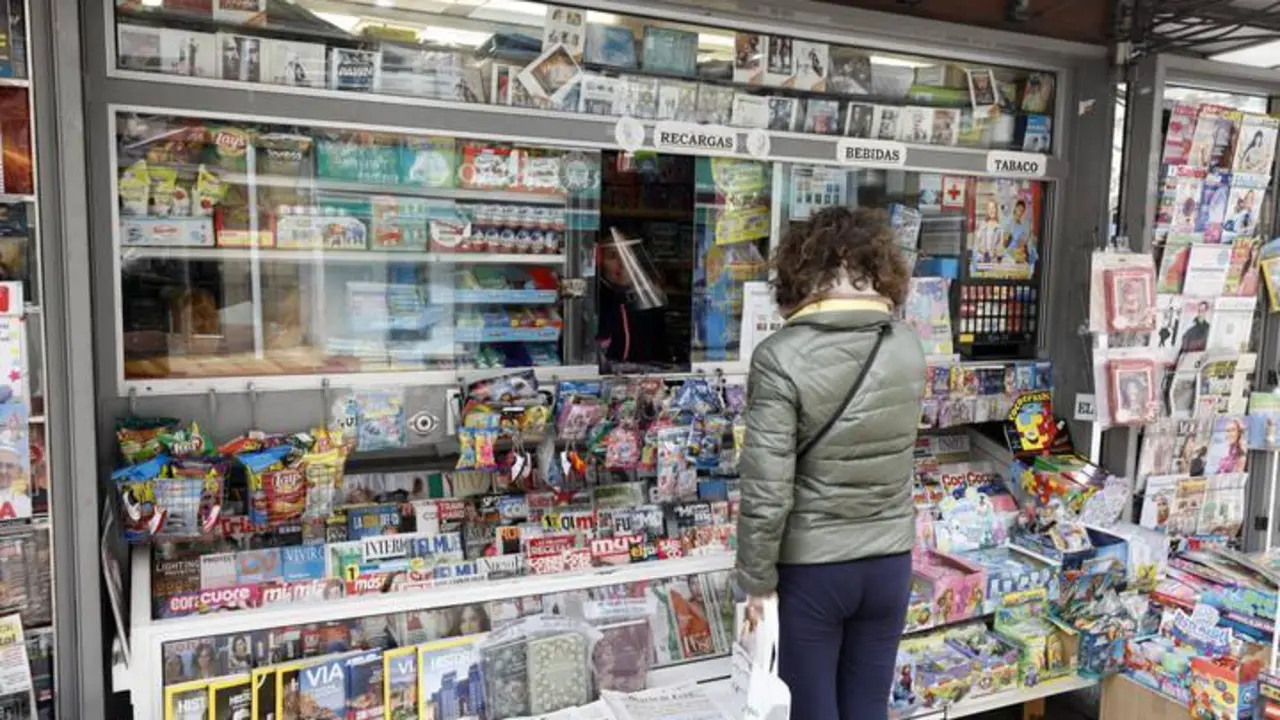 A los quioscos ya no les sirve ser lo que fueron, la meca de la prensa y las chucher&iacute;as. - E.P.