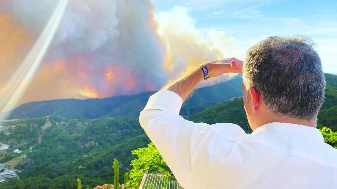 El cosnejero de Presidencia observa el incendio. - Junta de Andaluc&iacute;a