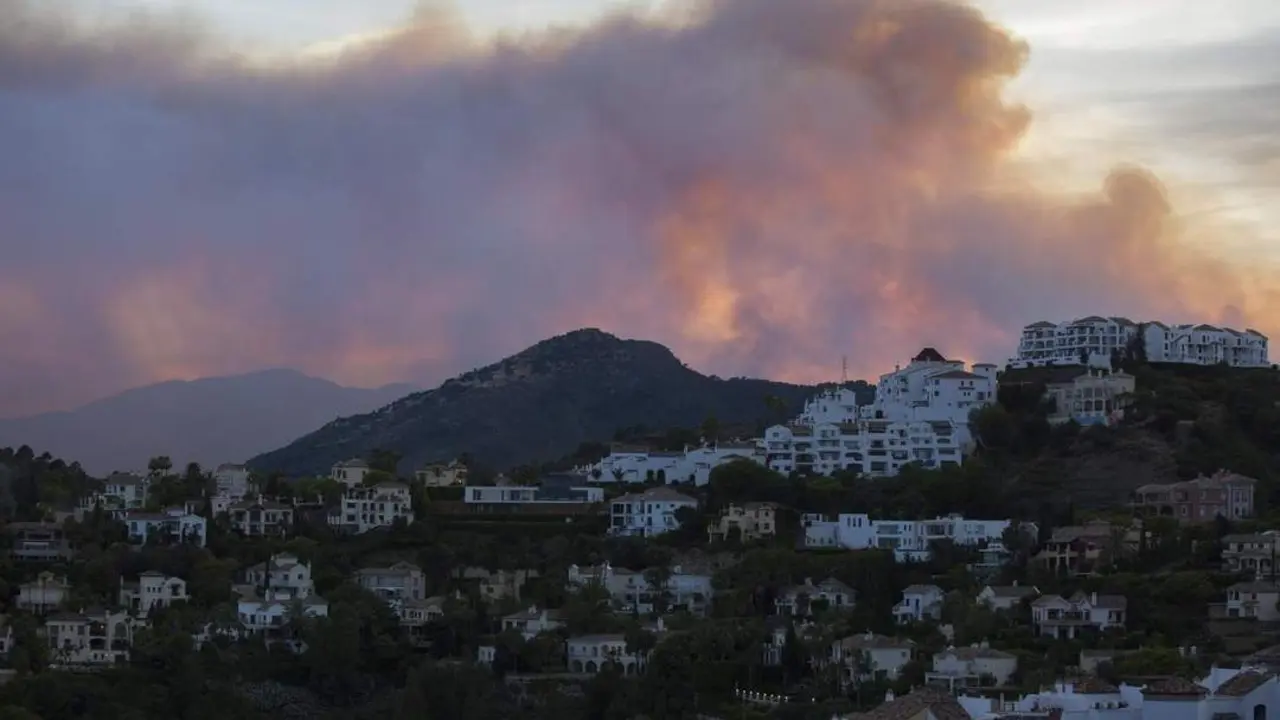 Panor&aacute;mica del incendio. - &Aacute;lvaro Cabrera/EFE