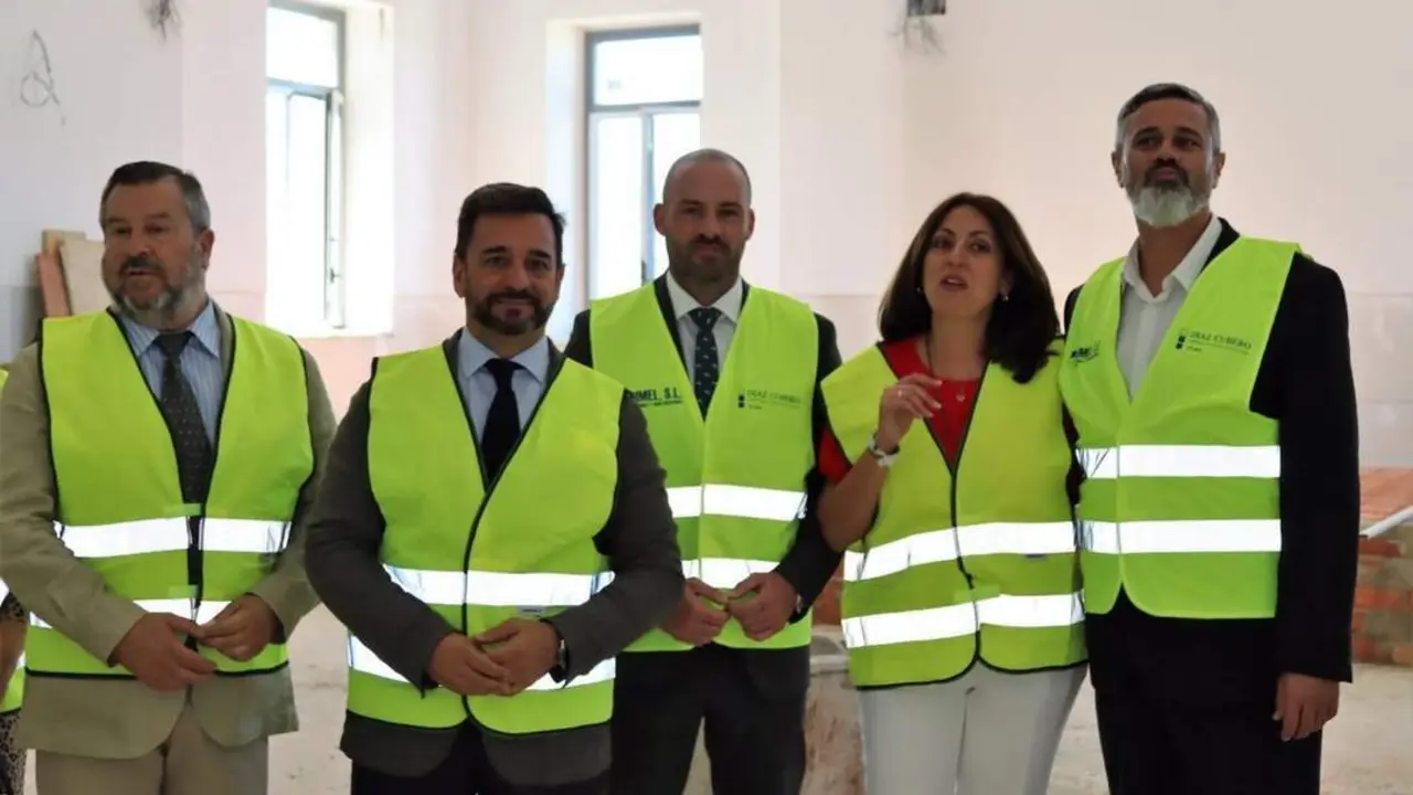 El consejero de Educaci&oacute;n y Deporte, Manuel Alejandro Cardenete, en su visita al IES La R&aacute;bida de Huelva. - VH