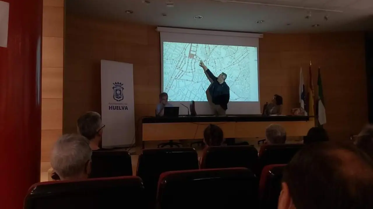 Manuel G&oacute;mez muestra los detalles del proyecto a los vecinos de La Merced. - CARMEN BARAHONA
