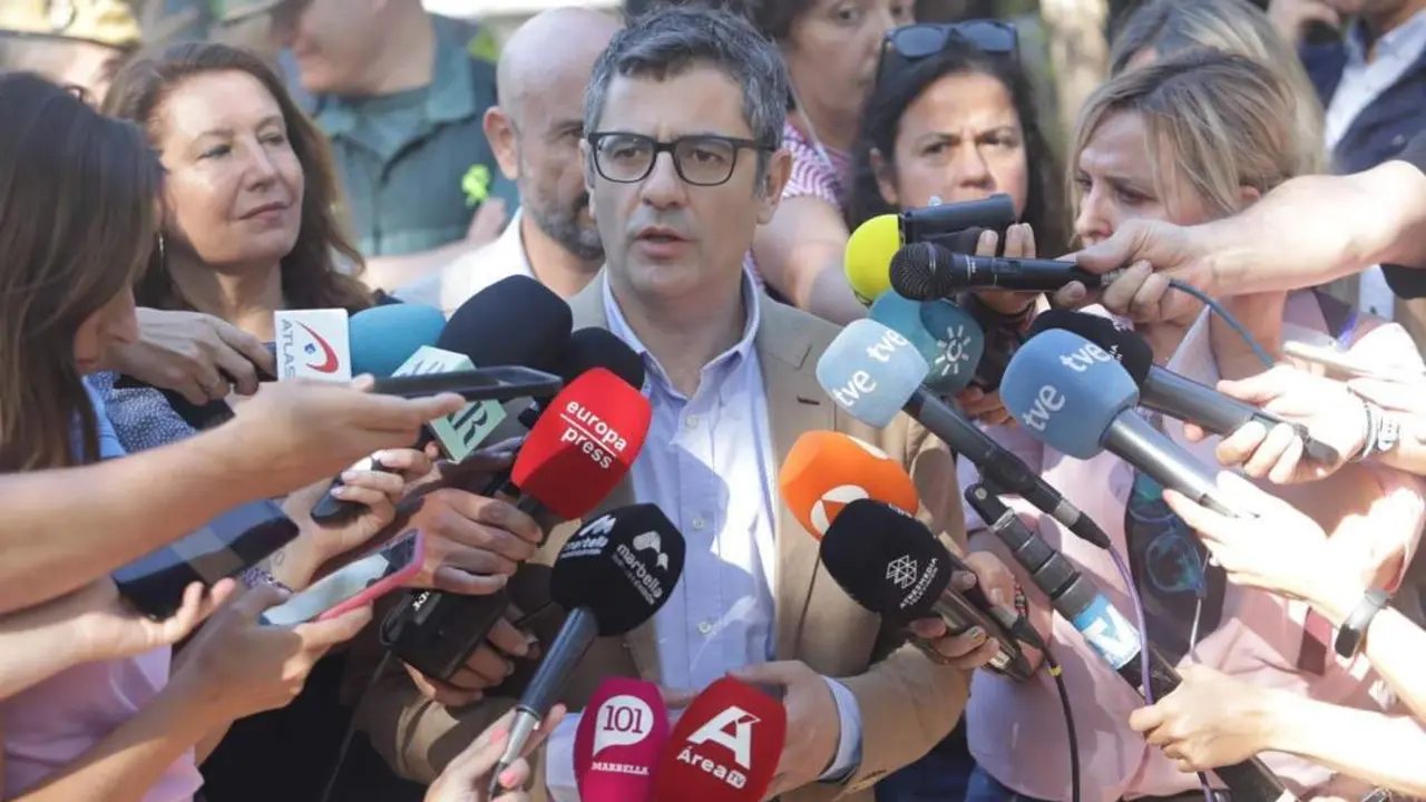 El ministro de la Presidencia, F&eacute;lix Bola&ntilde;os, en declaraciones a la prensa despu&eacute;s de realizar un seguimiento del incendio. - &Aacute;LEX ZEA/EP