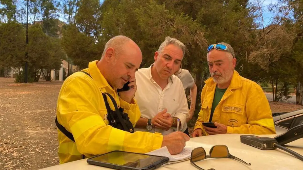 El&iacute;as Bendodo, junto a dos profesionales de Infoca y 112 Andaluc&iacute;a en el puesto de mando del incendio. - PP