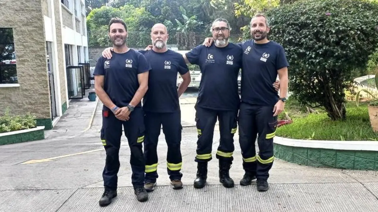 Enrique La Rosa, junto a otros miembros de Bomberos Unidos Sin Fronteras. - 