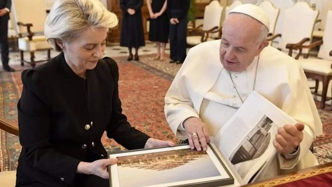 Ursula Von Der Leyen con el Papa Francisco, al que ha regalado una imagen de la nueva sede del JRC en Sevilla. - JRC SEVILLA