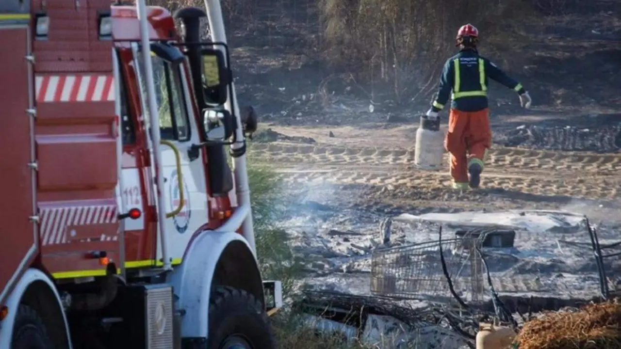 Imagen de archivo de bomberos en un incendio. - Junta