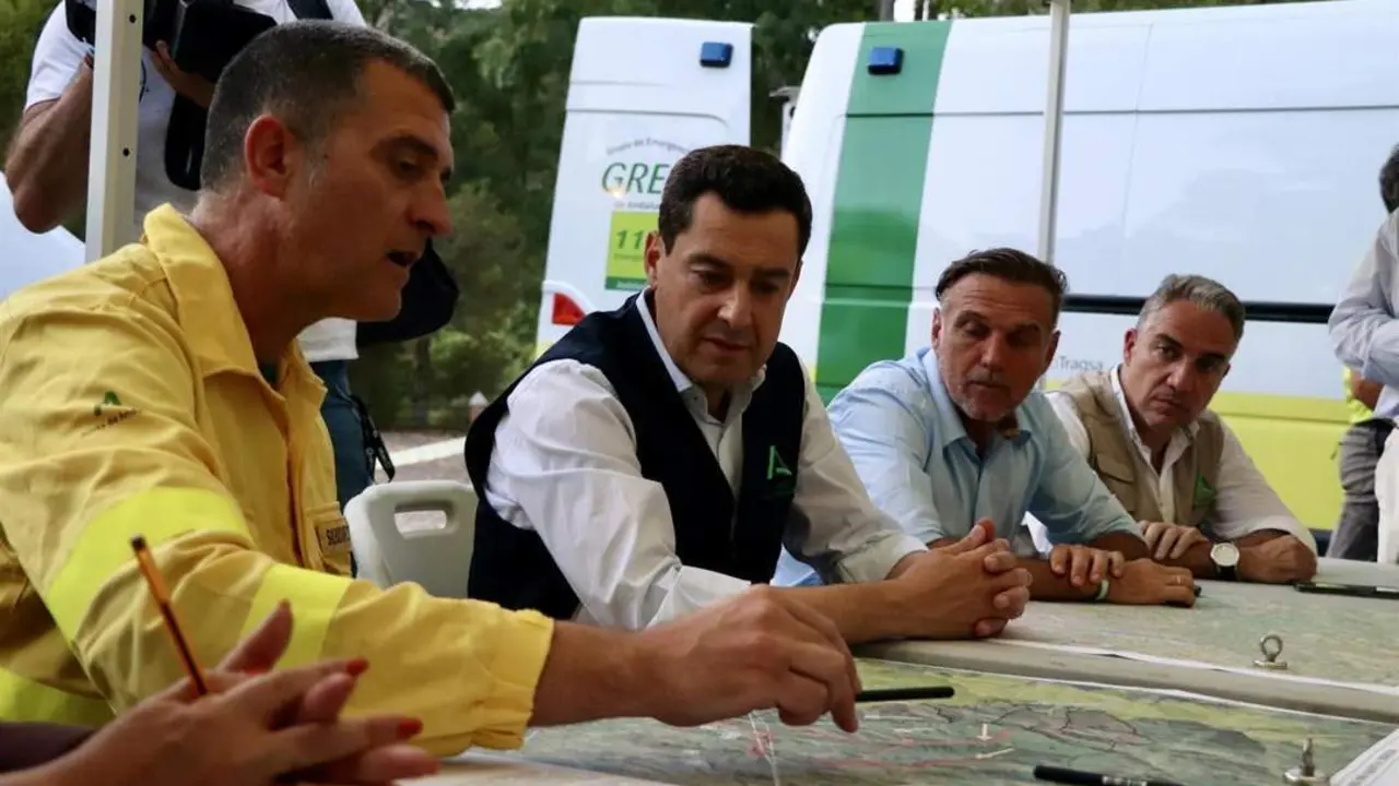 Juanma Moreno, en el PMA instalado por el incendio en Pujerra. - Junta