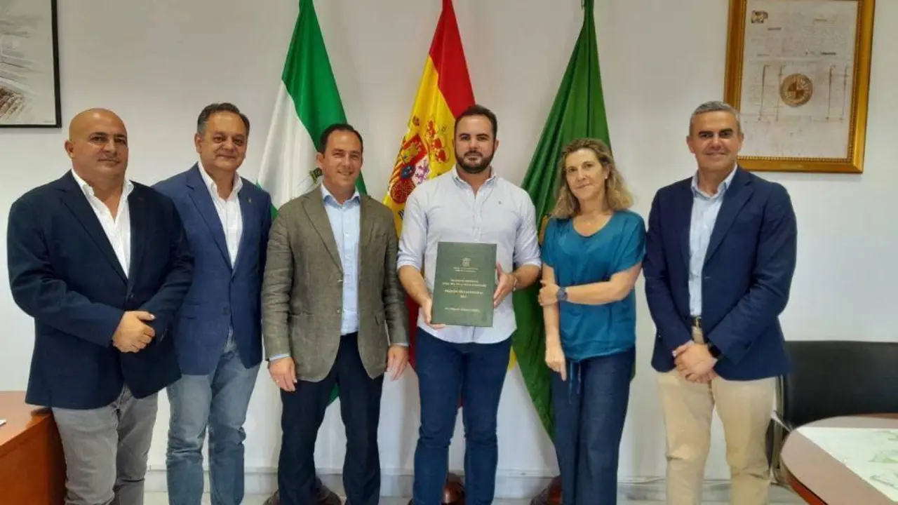 Entrega de las tapas del preg&oacute;n a Carlos Gomez Lopez. - A.I.